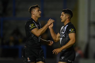 Yeni Zelandalı Dylan Brown, İngiltere 'nin Warrington kentindeki Halliwell Jones Stadyumu' nda oynanan 2021 Dünya Rugby Ligi karşılaşmasında denemesini kutluyor.