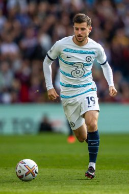 Chelsea 'nin 19 numaralı Mason Mount Premier Lig maçında topla koşar Aston Villa, Chelsea' ye karşı Villa Park, Birmingham, İngiltere, 16 Ekim 202