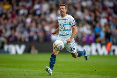 Chelsea 'den Cesar Azpilicueta # 28 Premier League maçında Premier League' den Aston Villa Chelsea 'ye karşı Birmingham, İngiltere' de 16 Ekim 202 'de oynanan Villa Park maçında topun düşmesini engellemeye çalışıyor.