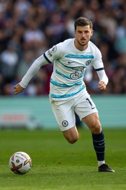 Chelsea 'nin 19 numaralı Mason Mount Premier Lig maçında topla koşar Aston Villa, Chelsea' ye karşı Villa Park, Birmingham, İngiltere, 16 Ekim 202