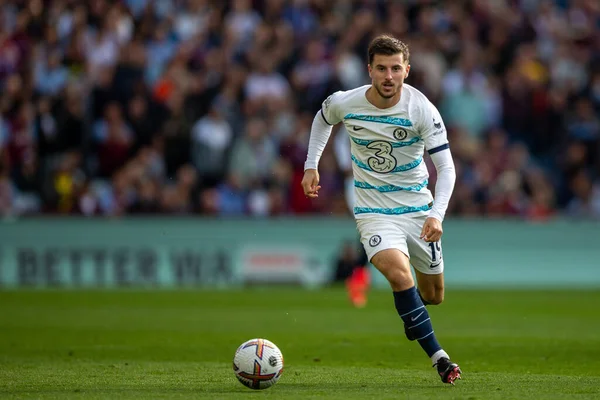 Chelsea 'nin 19 numaralı Mason Mount Premier Lig maçında topla koşar Aston Villa, Chelsea' ye karşı Villa Park, Birmingham, İngiltere, 16 Ekim 202