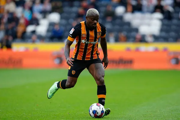Hull City 'den Jean Michal Seri # 24 Sky Bet Şampiyonası maçında Hull City, Birmingham City' ye karşı MKM Stadyumu, Hull, Birleşik Krallık, 16 Ekim 2022
