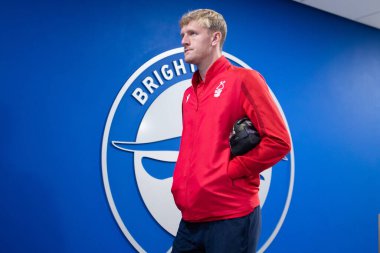 Nottingham Ormanı 'ndan Joe Worrall, Brighton ve Hove Albion' un Nottingham Ormanı 'na karşı oynadığı Premier League maçından önce, 18 Ekim 202' de, Brighton ve Hove 'daki American Express Community Stadyumu' na geldi.