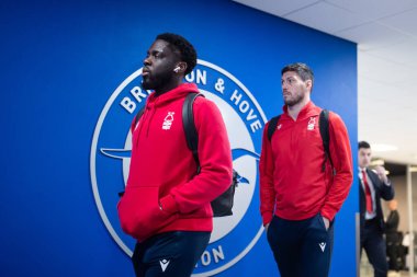 Nottingham Ormanı 'ndan Orel Mangala # 5 ve Scott McKenna # 26 Premier Lig karşılaşmasından önce Brighton ve Hove Albion Nottingham Ormanına karşı American Express Community Stadyumu, Brighton ve Hove, Birleşik Krallık, 18 Ekim