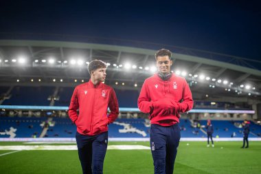 Nottingham Forest 'tan Neco Williams # 7 ve Brennan Johnson # 20 of Nottingham Forest Premier League maçından önce sahaya bakın Brighton ve Hove Albion Nottingham Forest' a karşı American Express Community Stadyumu, Brighton ve Hove, United King