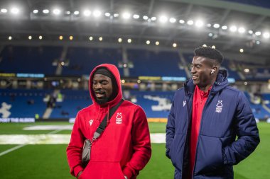 Nottingham Ormanı 'ndan Serge Aurier # 24 ve Taiwo Awoniyi # 9 of Nottingham Forest # 9 of Premier League karşılaşmasından önce Brighton ve Hove Albion Nottingham Ormanına karşı American Express Community Stadyumu, Brighton ve Hove, Birleşik Krallık, 18 Ekim 