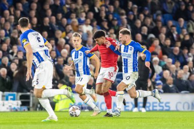Nottingham Ormanı 'ndan Morgan Gibbs-White # 10 Premier Lig karşılaşmasında Brighton ve Hove Albion, Nottingham Ormanı' na karşı American Express Community Stadyumu, Brighton ve Hove, İngiltere 'de 18 Ekim 202' de oynanan karşılaşmada Brighton defansını savuşturdu.