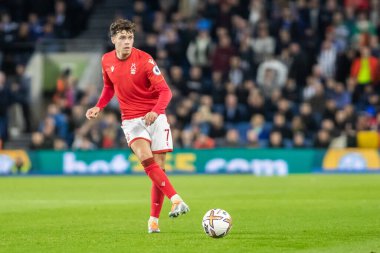Nottingham Ormanı 'ndan Neco Williams # 7 Premier League karşılaşmasında Brighton ve Hove Albion, Nottingham Ormanı' na karşı American Express Community Stadyumu, Brighton ve Hove, Birleşik Krallık 'ta 18 Ekim 202' de oynanan karşılaşmada topu geniş bir alana taşıdı.