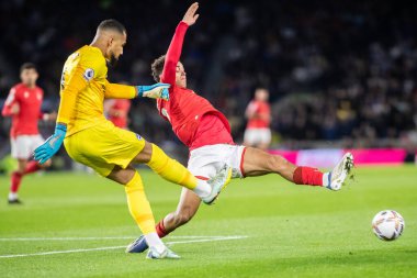 Nottingham Ormanı 'ndan Brennan Johnson # 20 Premier League maçında Brighton ve Hove Albion, Nottingham Ormanı' na karşı American Express Community Stadyumu, Brighton ve Hove, Birleşik Krallık 'ta 18 Ekim 202' de oynanan maçta topu kovaladı.