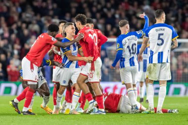 Nottingham Ormanı 'ndan Brennan Johnson # 20 Premier League maçında Brighton ve Hove Albion, Nottingham Ormanı' na karşı American Express Community Stadyumu, Brighton ve Hove, Birleşik Krallık 'ta 18 Ekim 202' de oynanan maçta kötü bir faul sonrasında söyleyecek gibi görünüyor.