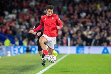 Nottingham Ormanı 'ndan Brennan Johnson # 20 Premier Lig karşılaşmasında gol çizgisine yakın topu kontrol ediyor. Brighton ve Hove Albion, Nottingham Ormanı' na karşı American Express Community Stadyumu, Brighton ve Hove, İngiltere, 18 Ekim 202