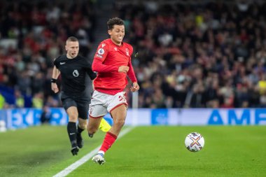 Nottingham Ormanı 'ndan Brennan Johnson # 20 Premier Lig karşılaşmasında gol çizgisine yakın topu kontrol ediyor. Brighton ve Hove Albion, Nottingham Ormanı' na karşı American Express Community Stadyumu, Brighton ve Hove, İngiltere, 18 Ekim 202