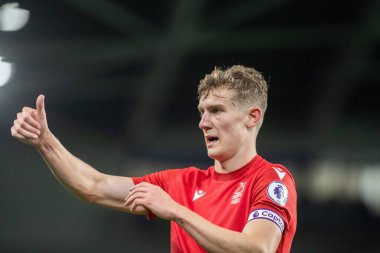 Nottingham Ormanı 'ndan Ryan Yates 18 Ekim 202' de American Express Community Stadyumu 'nda Brighton ve Hove Albion' un Nottingham Ormanı 'na karşı oynadığı Premier League maçında burnu kanayan bir burunla savaşıyor.