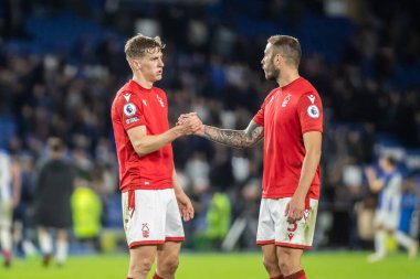 Nottingham Forest 'tan Ryan Yates # 22 ve Steve Cook # 3 Nottingham Forest Premier Lig maçından sonra Brighton ve Hove Albion Nottingham Forest' a karşı American Express Community Stadyumu, Brighton ve Hove 'da dövüştüklerini biliyorlar.
