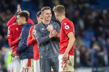 Nottingham Ormanı 'ndan Ryan Yates # 22 Premier Lig karşılaşmasından sonra Nottingham Ormanı' ndan Dean Henderson # 1 'i tebrik ediyor. Brighton ve Hove Albion Nottingham Ormanı' na karşı American Express Stadyumu, Brighton ve Hove, United Ki