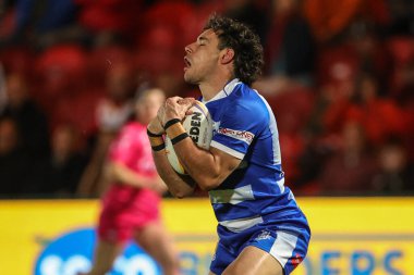 Yunan John Mitsias, İngiltere 'nin Doncaster kentindeki Eco-Power Stadyumu' nda oynanan 2021 Dünya Rugby Ligi Kupası karşılaşmasında yüksek topu yakaladı.