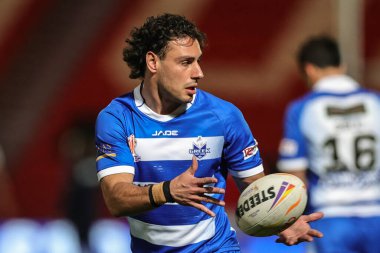 Yunan John Mitsias, Rugby Ligi Dünya Kupası 2021 'de oynanan karşılaşma öncesinde İngiltere' nin Doncaster kentindeki Eco-Power Stadyumu 'nda oynanan karşılaşmada ısındı.