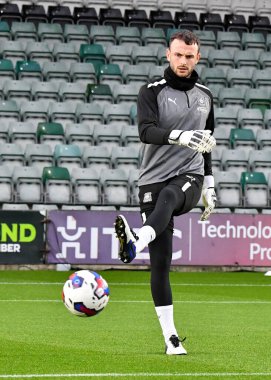 Plymouth Argyle kalecisi Callum Burton (25), Papa John 's Trophy karşılaşmasında ısınma turu Plymouth Argyle - Crystal Palace U21 maçında Home Park, Plymouth, İngiltere, 18 Ekim 202