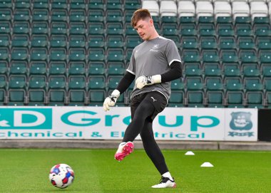 Zak Baker Papa John 's Trophy maçı sırasında ısınıyor Plymouth Argyle, U21 Crystal Palace' a karşı Home Park, Plymouth, İngiltere, 18 Ekim 202