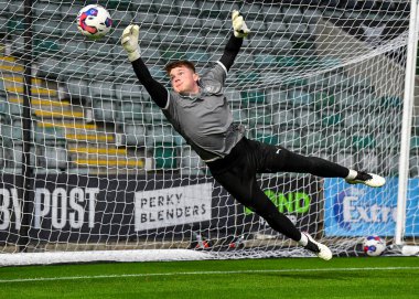 Zak Baker Papa John 's Trophy maçı sırasında ısınıyor Plymouth Argyle, U21 Crystal Palace' a karşı Home Park, Plymouth, İngiltere, 18 Ekim 202