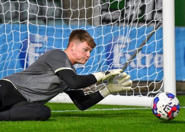 Zak Baker Papa John 's Trophy maçı sırasında ısınıyor Plymouth Argyle, U21 Crystal Palace' a karşı Home Park, Plymouth, İngiltere, 18 Ekim 202