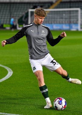 Plymouth Argyle defans oyuncusu Brandon Pursall (37), 18 Ekim 202 'de İngiltere' nin Plymouth kentinde oynanan Papa John 's Trophy karşılaşmasında ısınma turu Plymouth Argyle, Crystal Palace U21' e karşı