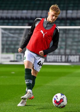 Plymouth Argyle orta saha oyuncusu William Jenkins Davies (44), 18 Ekim 202 'de İngiltere' nin Plymouth kentinde oynanan Papa John 's Trophy karşılaşmasında ısınmaya başladı.