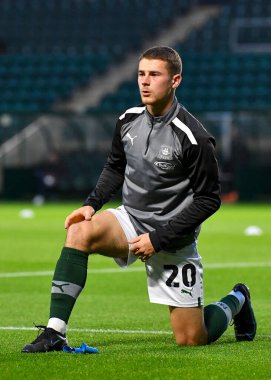 Plymouth Argyle orta saha oyuncusu Adam Randell (20), Papa John 's Trophy karşılaşmasında ısınma turu Plymouth Argyle' a karşı Crystal Palace U21, Home Park, Plymouth, İngiltere, 18 Ekim 202