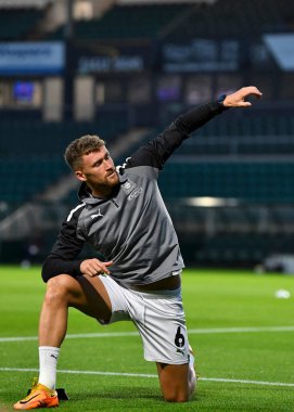 Plymouth Argyle defans oyuncusu Dan Scarr (6) Papa John 's Trophy karşılaşmasında ısınma turu Plymouth Argyle - Crystal Palace U21, Home Park, Plymouth, İngiltere, 18 Ekim 202