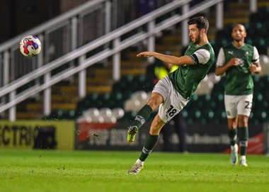 Plymouth Argyle orta saha oyuncusu Finn Azaz (18), 18 Ekim 202 'de İngiltere' nin Home Park kentinde oynanan Papa John 's Trophy karşılaşmasında topu ileri atıyor.