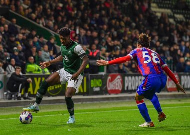 Plymouth Argyle forvet Niall Ennis (11), 18 Ekim 202 'de İngiltere' nin Home Park kentinde oynanan Papa John 's Trophy karşılaşmasında topu koruyor.