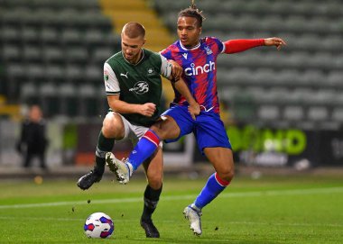 Plymouth Argyle defans oyuncusu Oscar Hall (43), 18 Ekim 202 'de İngiltere' nin Plymouth kentinde oynanan Papa John 's Trophy karşılaşmasında top için mücadele etti.