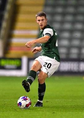 Plymouth Argyle orta saha oyuncusu Adam Randell (20), 18 Ekim 202 'de İngiltere' nin Plymouth kentinde oynanan Papa John 's Trophy karşılaşmasında topu ileri atıyor.