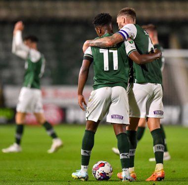 GoAL Plymouth Argyle forvet Niall Ennis (11) ve Plymouth Argyle defans oyuncusu Dan Scarr (6), Papa John 's Trophy karşılaşmasında 1-0' lık galibiyet elde etme golünü kutluyor. 