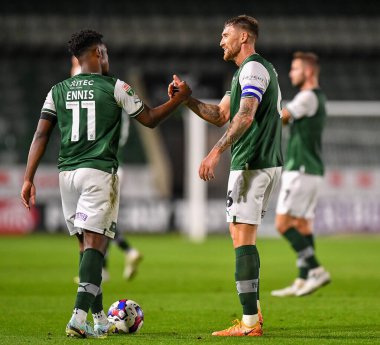 GoAL Plymouth Argyle forvet Niall Ennis (11) ve Plymouth Argyle defans oyuncusu Dan Scarr (6), Papa John 's Trophy karşılaşmasında ve Plymouth Kristal Saray U21 maçında Home Park, Plymouth, İngiltere, 18. Oc