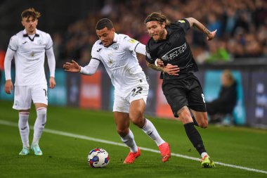 Jeff Hendrick # 8 of Reading 'den Joel Latibeaudiere # 22 of Swansea City' nin Sky Bet Şampiyonası maçında Swansea City vs Reading 'e karşı Swansea.com Stadyumu, Swansea, Birleşik Krallık, 18 Ekim 202