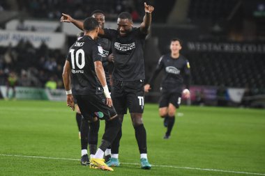 Reading 'den Thomas Ince # 10, 18 Ekim 2022' de Swansea.com Stadyumu, Swansea.com 'da oynanan Swansea.com maçında Readingduring the Sky Bet Şampiyonası' nda 11. Yakou Mte ile 0-2 yapma hedefini kutluyor.