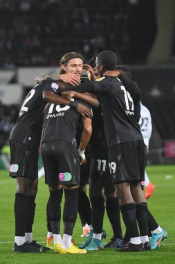 Reading 'den Thomas Ince # 10, 18 Ekim 202' de Swansea.com Stadyumu 'nda oynanan Sky Bet Şampiyonası maçında takım arkadaşlarıyla 0-2 yapma hedefini kutluyor.