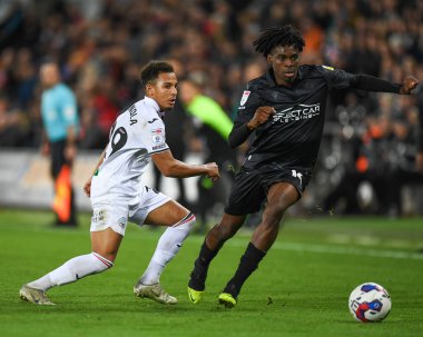 Ovie Ejaria # 14 of Reading, 18 Ekim 202 'de Swansea City' nin Swansea.com Stadyumu 'nda oynanan Sky Bet Şampiyonası maçında Swansea City # 29' dan Matthew Sorinola 'yı aldı.