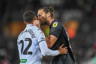 Swansea City 'den Andy Carroll # 2 ve Joel Latibeaudiere # 22 Sky Bet Şampiyonası maçında Swansea City - Reading, Swansea.com Stadyumu, Swansea, Birleşik Krallık, 18 Ekim 202