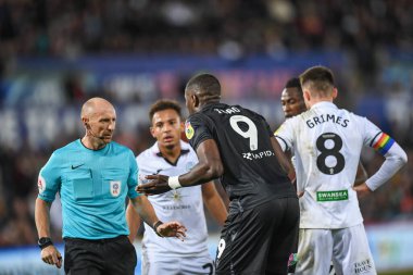 Swansea.com Stadyumu, Swansea.com, İngiltere, 18 Ekim 2022 'de oynanan Sky Bet Şampiyonası maçında hakem Andy Davies' e 9. Lucas Joo temyiz başvurusunda bulundu.