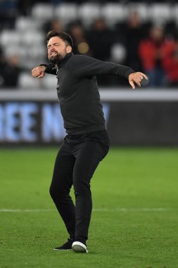 Swansea City 'nin teknik direktörü, 18 Ekim 202' de Swansea.com Stadyumu, Swansea.com 'da oynanan Sky Bet Şampiyonası maçında ev sahipleriyle yapılan son düdük kutlamasının ardından Swansea City ve Reading karşılaşması düzenlendi.