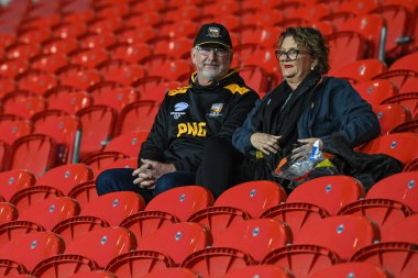 Papua Yeni Gine taraftarları, 18 Ekim 202 'de İngiltere' nin St Helens kentinde oynanan Rugby Ligi Dünya Kupası 2021 karşılaşmasında Tonga ve Papua Yeni Gine karşılaşmalarına katılmaya başladılar.