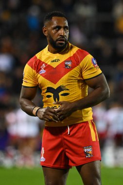 Papua Yeni Gine 'den Wellington Albert Rugby Ligi Dünya Kupası 2021 karşılaşması öncesinde 18 Ekim 202' de St.Helens, İngiltere 'de oynanan Wicked Stadyumu' nda Tonga ve Papua Yeni Gine maçında ısındı.