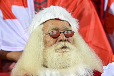 Noel Baba gibi giyinmiş bir Tonga taraftarı, Rugby Ligi Dünya Kupası 2021 karşılaşması öncesinde İngiltere 'nin başkenti St Helens' te oynanan 18 Ekim 202 'de oynanan Rugby Ligi öncesi ısınma maçında atmosferin keyfini çıkarıyor.