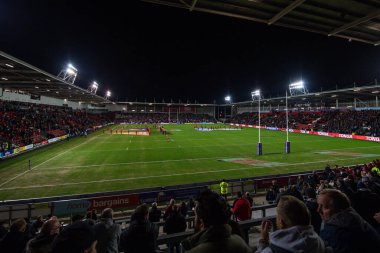 Ulusal marşlar öncesinde Rugby Ligi Dünya Kupası 2021 maçında Tonga, Papua Yeni Gine 'ye karşı St Helens Stadyumu, Birleşik Krallık, 18 Ekim 202