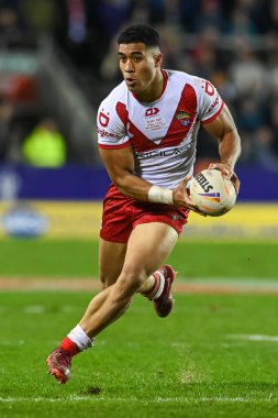 Tonga 'dan Tolutau Koula, 18 Ekim 2022' de İngiltere 'nin St. Helens kentinde oynanan Rugby Ligi Dünya Kupası 2021 maçında Tonga ve Papua Yeni Gine maçında ilk hamlesini yaptı.