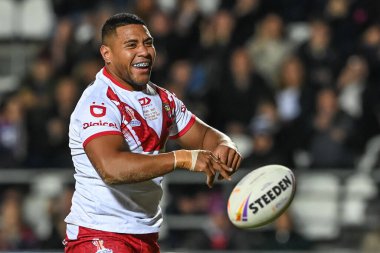 Tonga 'dan Moeaki Fotuaika, 18 Ekim 202' de İngiltere 'nin St. Helens kentinde oynanan Rugby Ligi Dünya Kupası 2021 karşılaşmasında Tonga ve Papua Yeni Gine maçını kutluyor.