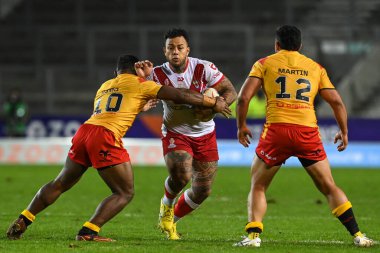 Tonga 'dan Addin Fonua-Blake Papua Yeni Gine' den Sylvester Namo, Rugby Ligi Dünya Kupası 2021 karşılaşmasında Tonga 'ya karşı Papua Yeni Gine maçında 18 Ekim 202' de St Helens, İngiltere 'de mücadele etti.