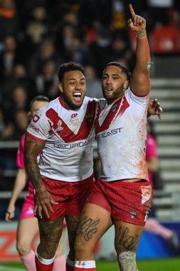 Tonga 'dan Keaon Koloamatangi, 18 Ekim 202' de İngiltere 'nin St. Helens kentinde oynanan Rugby Ligi Dünya Kupası 2021 karşılaşmasında Tonga ve Papua Yeni Gine maçını kutluyor.